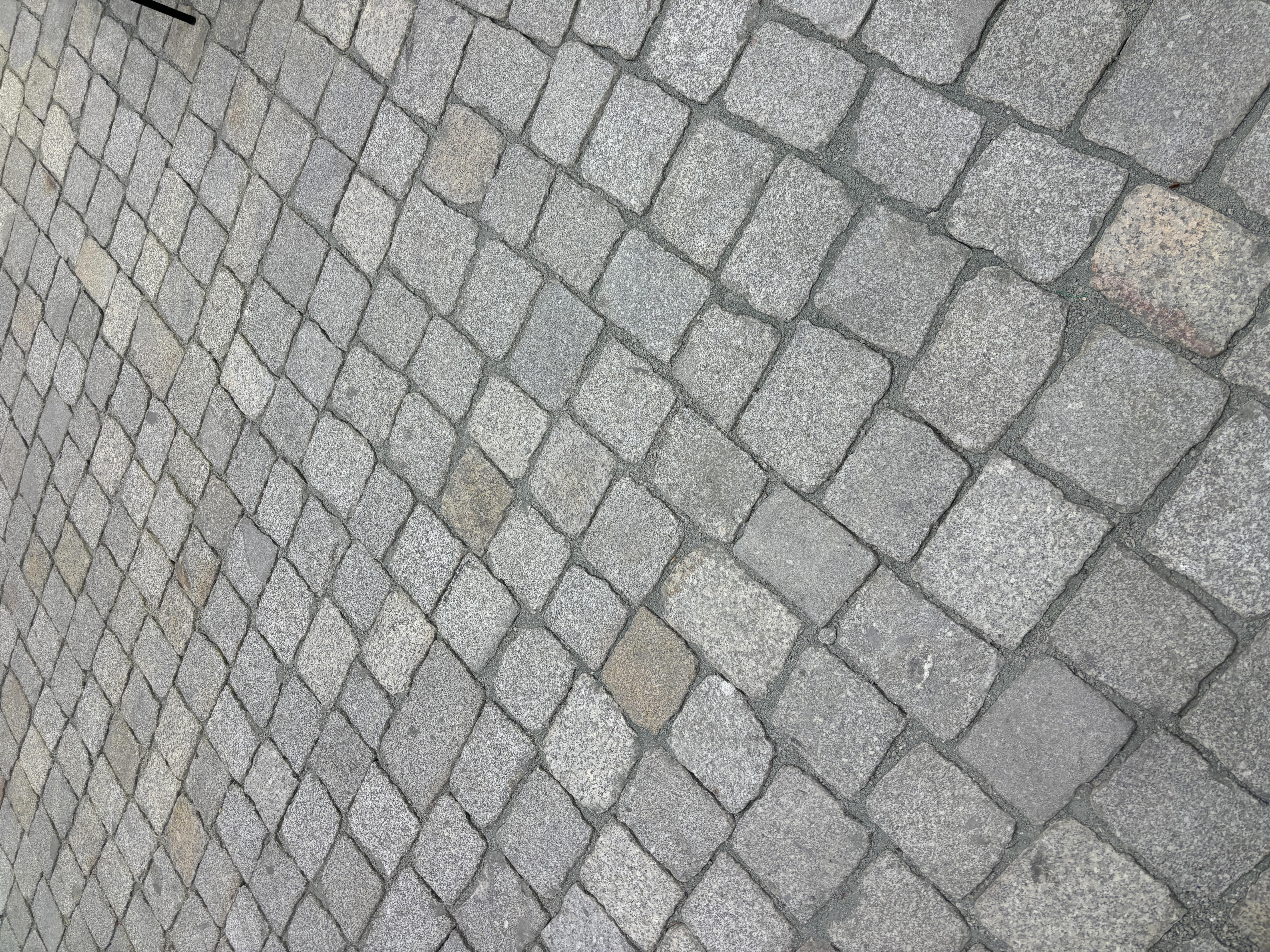 Granitpflaster grau — gesägt und geflammt auf Palette