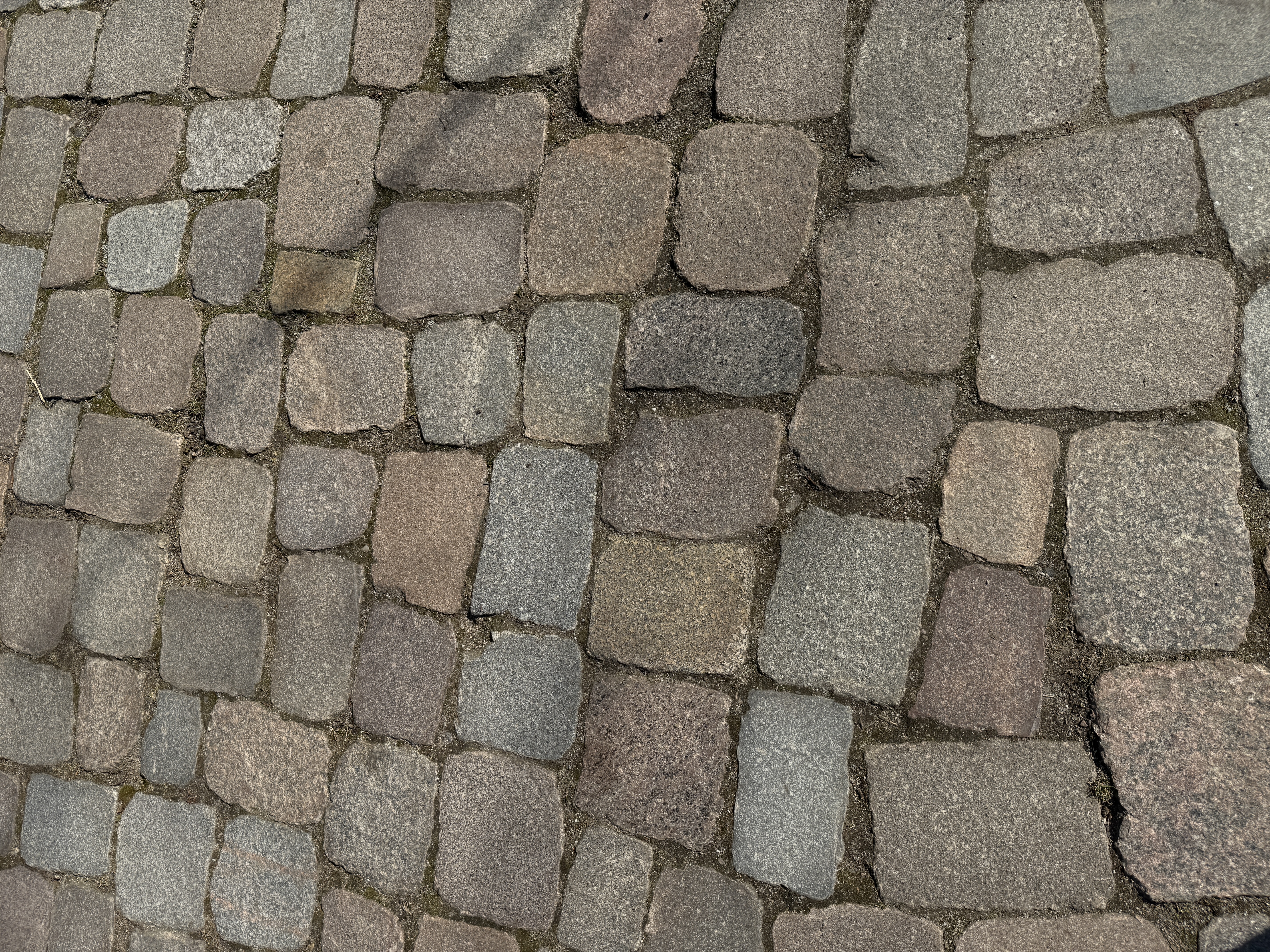 Historisches Natursteinpflaster verlegt mit natürlichen Fugen