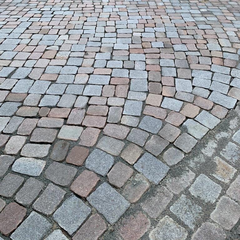 Natursteinpflaster Vor-Ort-Bearbeitung — Sägen und Flammen auf der Baustelle