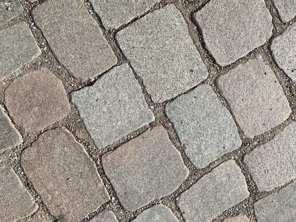 Verlegtes Natursteinpflaster — gesägt und geflammt im Außenbereich