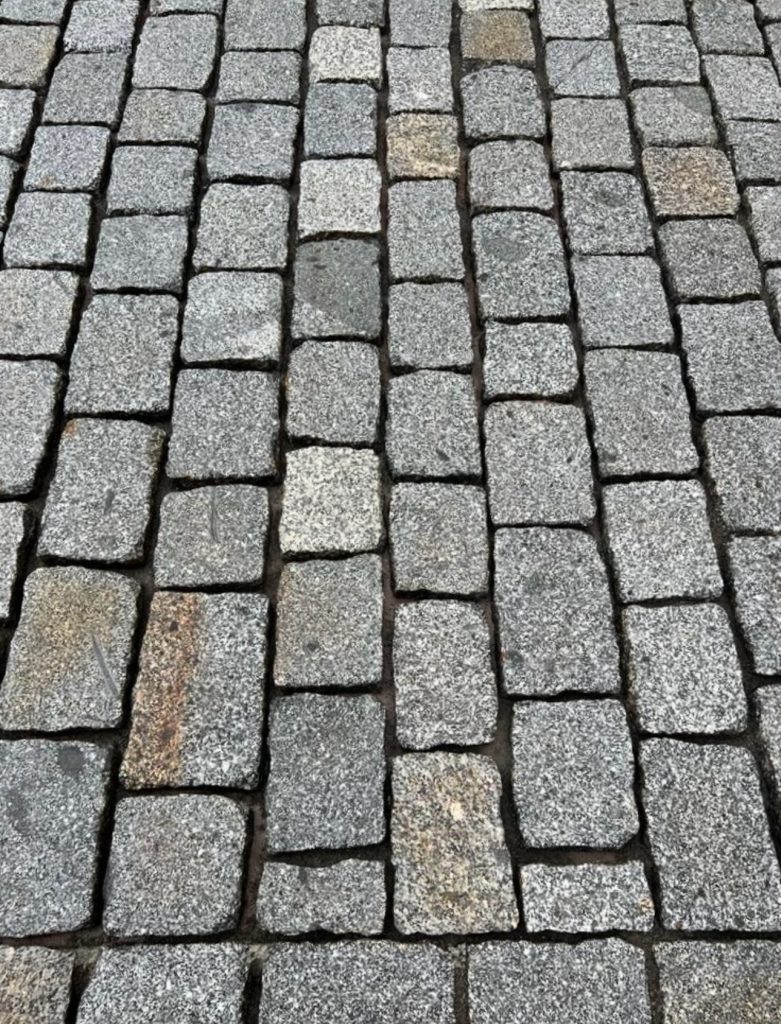 Graues Natursteinpflaster — Unterteile gesägt und geflammt